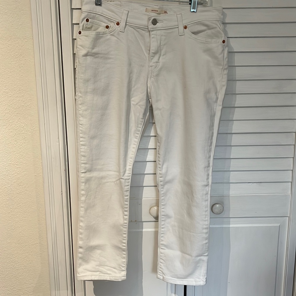 White boyfriend Levi’s jeans